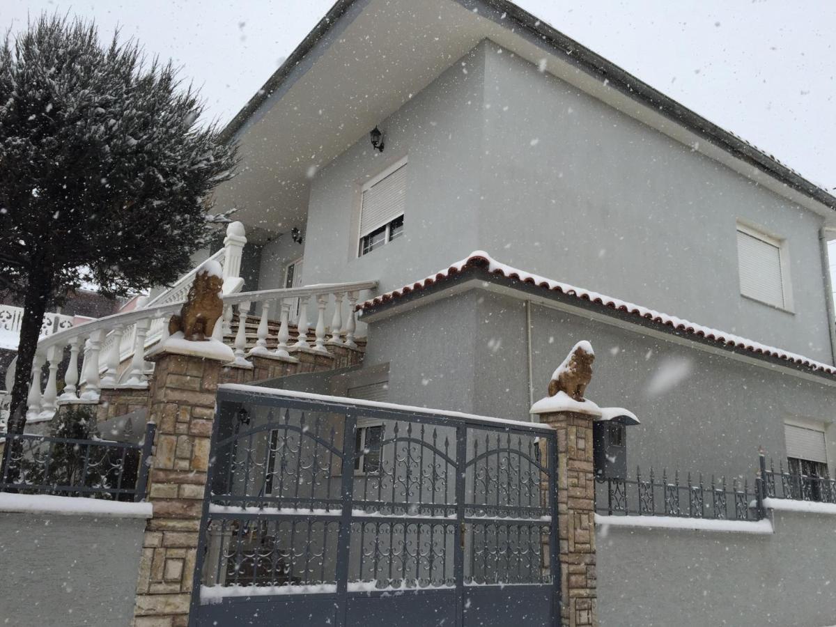 Vila Ridvani Villa Korça Exteriör bild