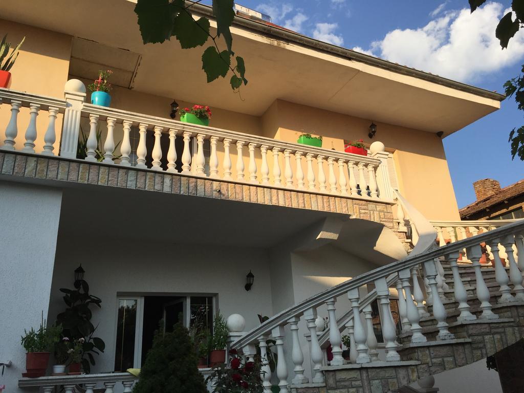 Vila Ridvani Villa Korça Exteriör bild